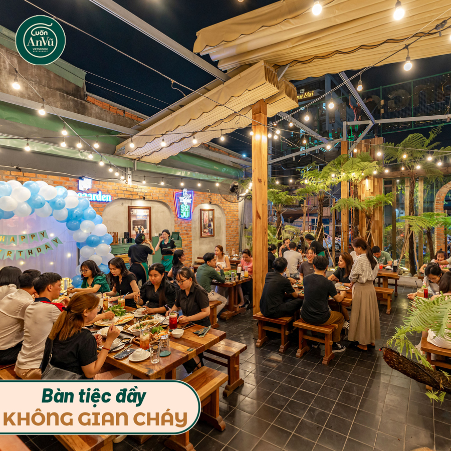 BÀN TIỆC ĐẦY KHÔNG GIAN CHÁY
